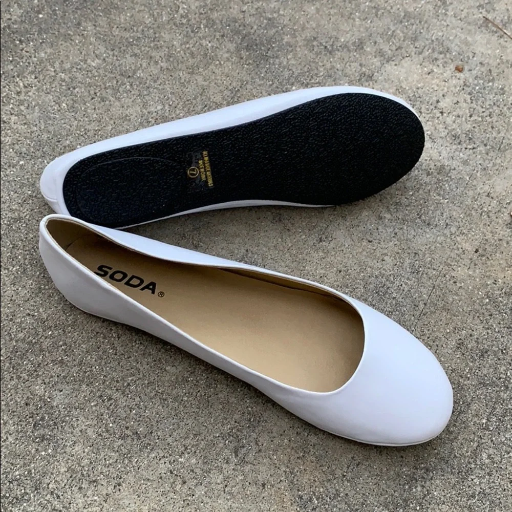 Soda White Women's Classic Round-Toe Ballet Flats